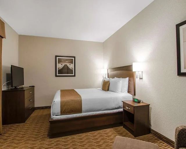 غرفة بسرير كوين يُسمح فيها بالحيوانات الأليفة، Travelodge Suites by Wyndham Estevan 2/8