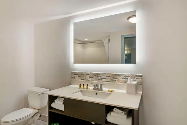 Room, King Bed, Pool Side، Best Western Plus St. Simons 4/4