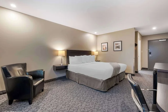 غرفة قياسية بسرير كينج، Villa Inn and Suites, SureStay Collection By Best Western 3/6