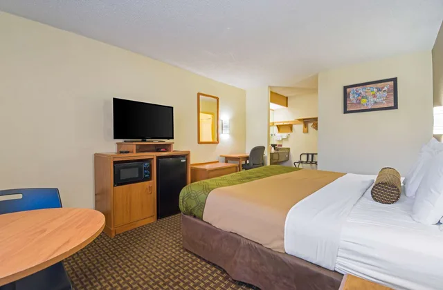 1 King Bed - Non-Smoking, Micfridge، Motel6 Portland, OR – Southeast 3/6