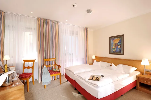 غرفة صغيرة بسرير كوين، Baseler Hof Hotel 1/8