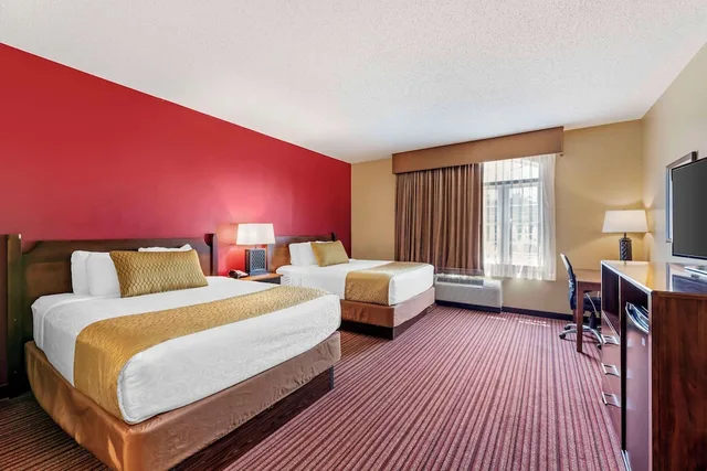 غرفة قياسية بسريرين كوين يُسمح فيها بالحيوانات الأليفة، Best Western Plus Dutch Haus Inn And Suites 1/2