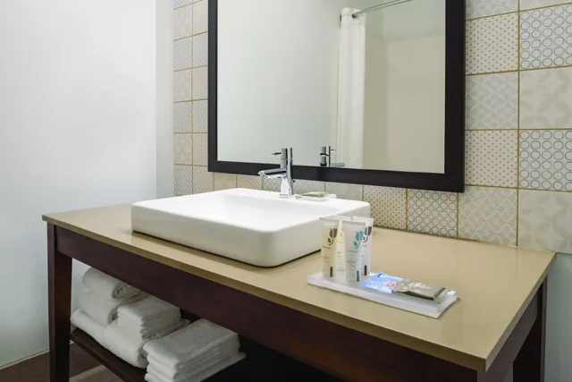 جناح بريميوم بسرير كينج مع أريكة بحوض جاكوزي، Country Inn & Suites by Radisson, Galena, IL 5/5