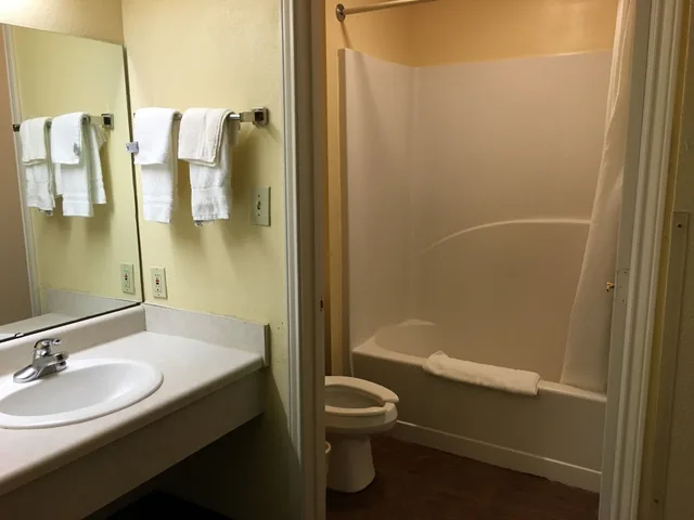 غرفة قياسية بسرير كينج، Woodstream Inn 1/4