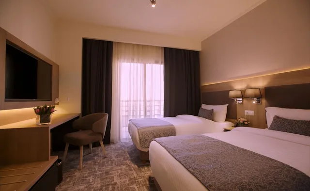 غرفة ديلوكس بسريرين منفصلين، Oaks Beirut 2/2