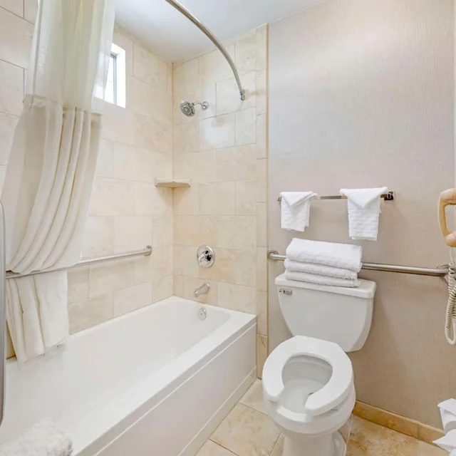 غرفة بسرير كينج بحوض استحمام في طابق مرتفع لذوي الإعاقة، Best Western Plus Stovall's Inn 7/8