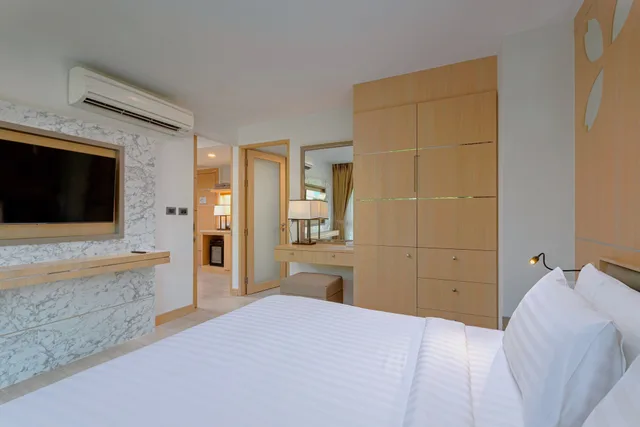 1 Bedroom, Suite, King Bed, Clarian Hotel Beach Patong 5/10