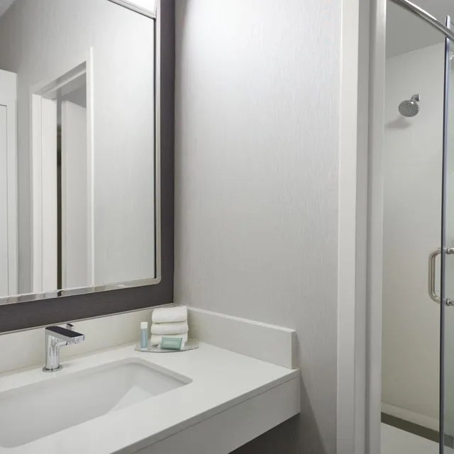 Room, 2 Double Beds, Bathtub, Accessible, Courtyard by Marriott Kansas City Overland Park/Metcalf, South of College Boulevard 4/7