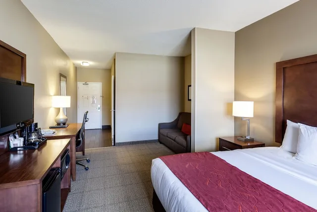 جناح، Comfort Suites Lincoln North 3/8