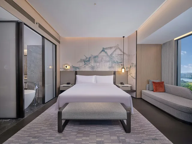 Deluxe, Executive, King Bed, Hilton Huizhou 1/3
