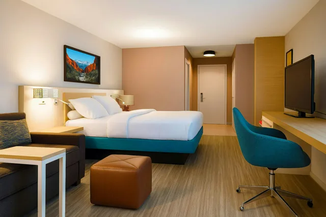 غرفة بسرير كينج مع أريكة، Hilton Garden Inn Houston The Woodlands 2/7