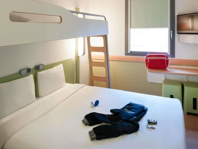 غرفة بسرير مزدوج وسرير بطابقين، Ibis Budget Brussels South Ruisbroek 5/6