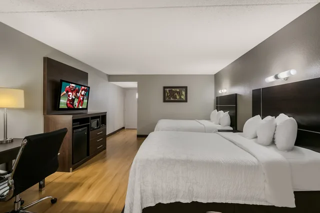 غرفة بريميوم بسريرين كوين، Red Roof PLUS & Suites Knoxville West - Cedar Bluff 2/4