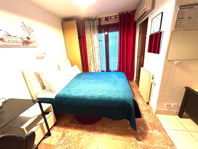 غرفة ثلاثية، Hotel Paris Star 8/10