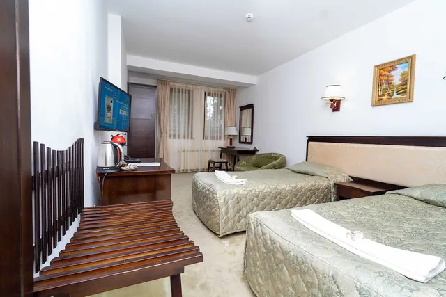 غرفة بسريرين منفصلين مع أريكة، MPM Family Hotel Merryan 1/3