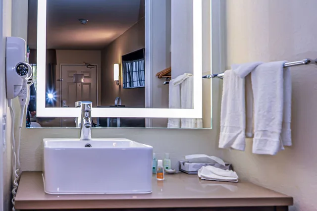 جناح بسرير كينج مع أريكة بحوض جاكوزي بحوض استحمام، Quality Inn & Suites Camarillo-Oxnard 6/6