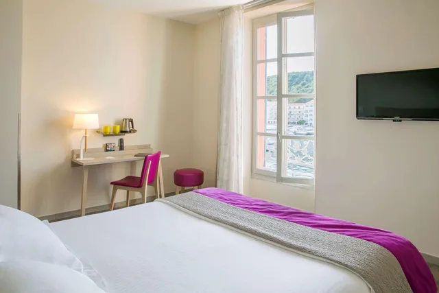 Superior, Double Bed, Harbour View, Best Western Hotel Du Roy D'aragon 3/9