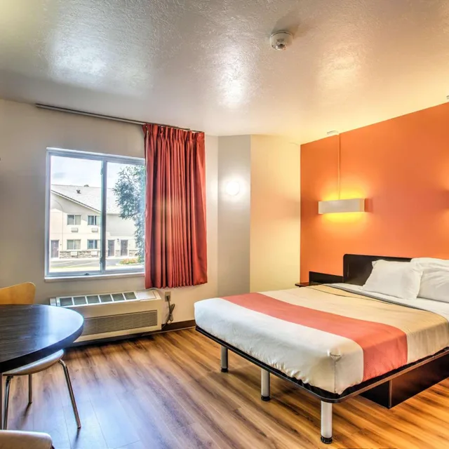 1 Queen Bed - Non-Smoking, Micfridge، Motel6 Bozeman, MT 1/10