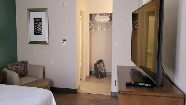 جناح بسريرين كينج بغرفتي نوم مع أريكة بمطبخ لذوي الإعاقة، Staybridge Suites Hotel Calgary Airport 5/10