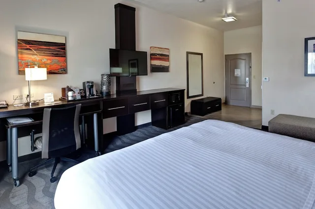 غرفة قياسية بسرير كينج لذوي الإعاقة، Holiday Inn Express & Suites Wichita Northwest Maize K-96 3/5