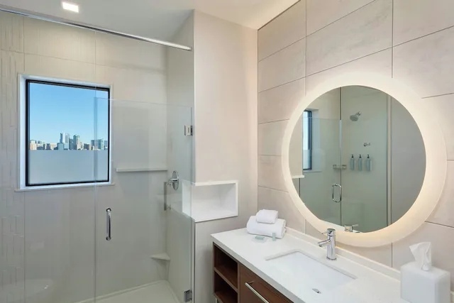 غرفة بسرير كينج بإطلالة مع أريكة، Courtyard by Marriott Denver Downtown West 2/2