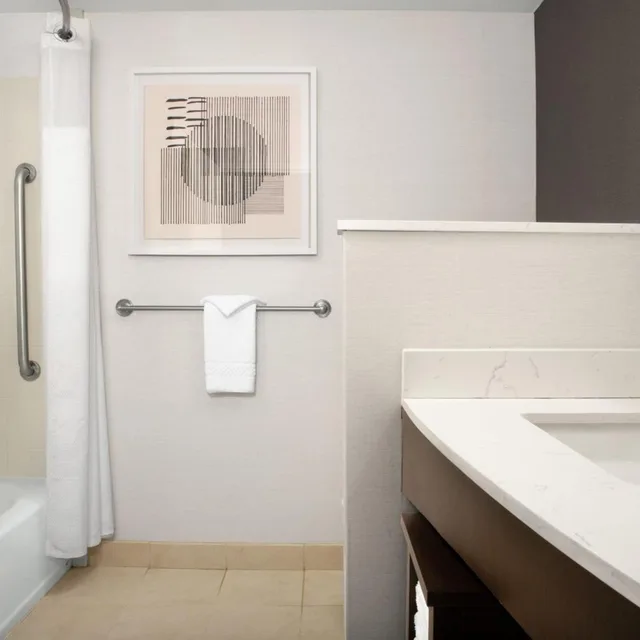 غرفة بسرير كوين مع أريكة، Courtyard by Marriott Jacksonville Flagler Center 4/4