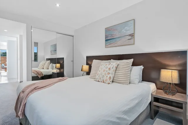 شقة بسرير كينج وسريرين منفصلين بغرفتي نوم في الطابق الأرضي، The Dolphin Apartments 8/10