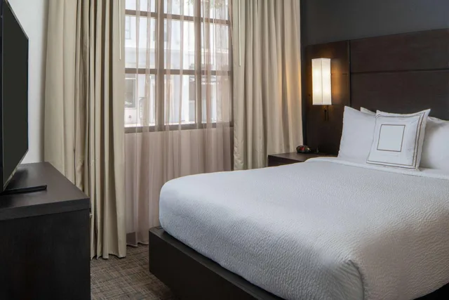 جناح بسرير كوين بغرفة نوم واحدة مع أريكة، Sonesta ES Suites New Orleans Convention Center 1/6