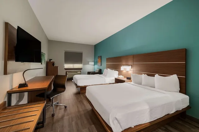 غرفة قياسية بسريرين كوين بحوض استحمام لذوي الإعاقة، Best Western Bowie Inn and Suites 2/5