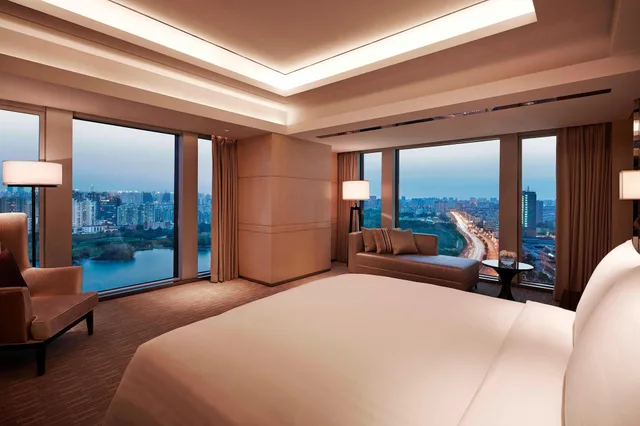 جناح كلوب بسرير كينج بإطلالة على المتنزه، Shanghai Marriott Hotel Parkview 3/7