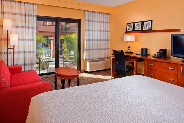 غرفة بسرير كينج بشرفة مع أريكة، Courtyard Orlando Airport 13/18