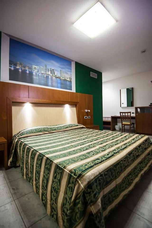 Junior Suite, 3 Beds, Orange Motel 1/2