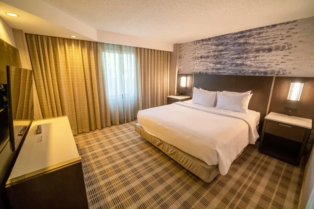 جناح، Embassy Suites by Hilton Kansas City Overland Park 1/2
