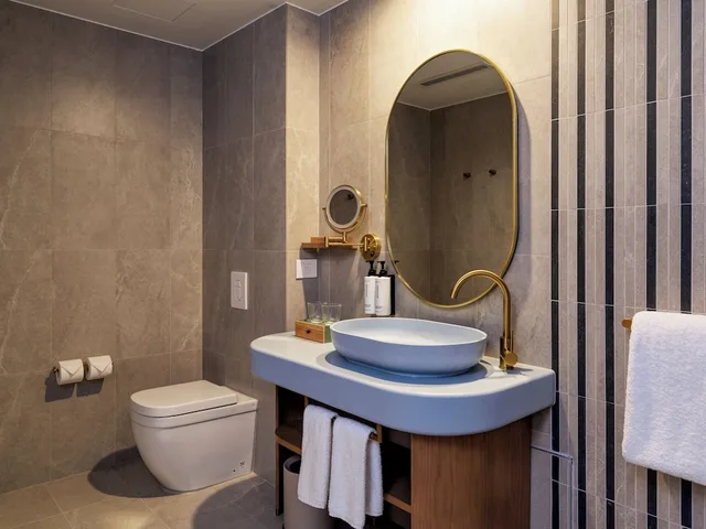 Suite, King Bed, City View, Balcony, voco Gosford by IHG 9/10