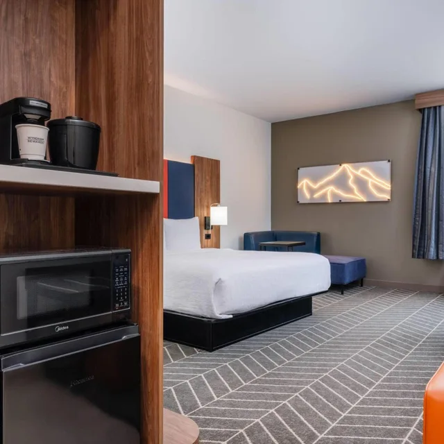 غرفة بسرير كينج بحوض استحمام لذوي الإعاقة، La Quinta Inn and Suites by Wyndham Chelsea 3/6