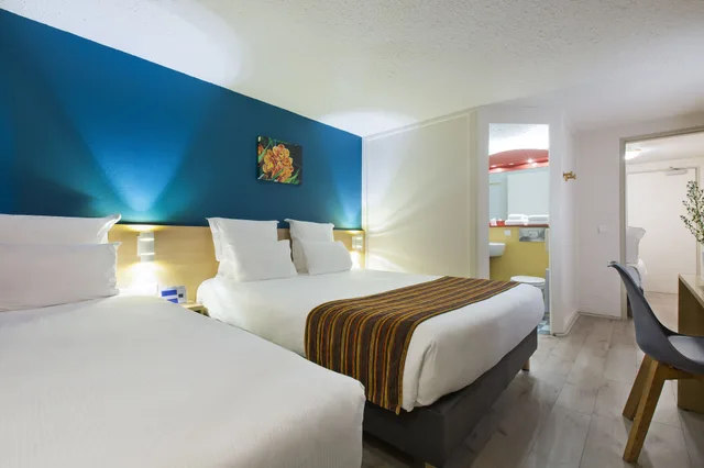 غرفة قياسية بسريرين منفصلين وسرير كوين وسريرين منفصلين، Comfort Hotel Montlucon 3/6