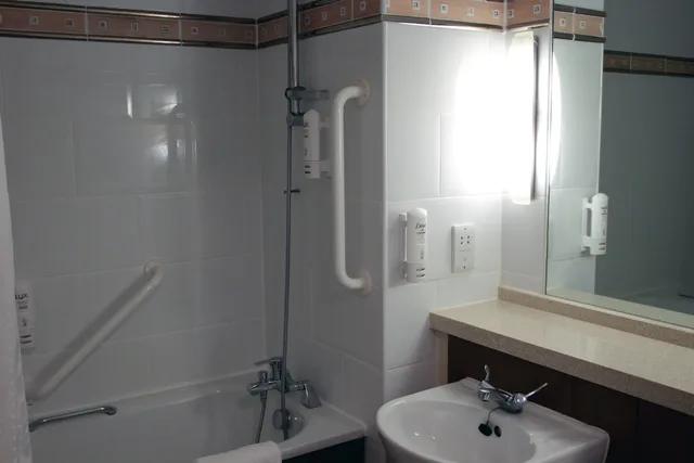 غرفة بسرير مزدوج لذوي الإعاقة، Holiday Inn A55 Chester West 2/3