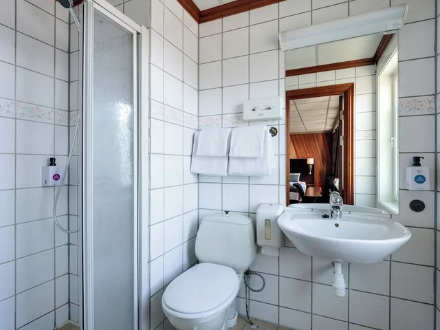 Deluxe, 2 Queen and Twin Beds, Quality Hotel Grand Royal 2/2