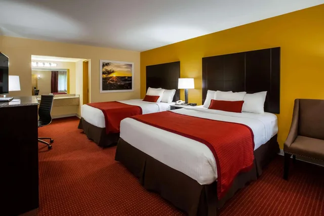 غرفة بسريرين كوين بإطلالة على المسبح، Days Inn by Wyndham Donegal 1/3
