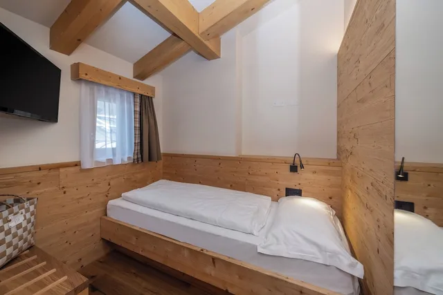 Forest, 1 King and 1 Single Beds, Back Side، Hotel Palace Ravelli 2/2