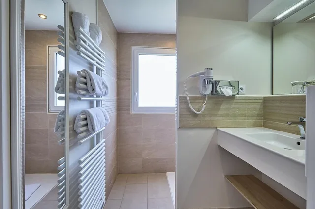 غرفة كلاسيكية بسرير كينج بإطلالة على المتنزه، Les Villas D Arromanches 5/5