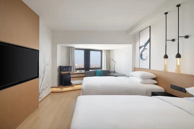 غرفة بريميوم بسريرين منفصلين بإطلالة على المدينة، Ramada Plaza Pudong South 1/2