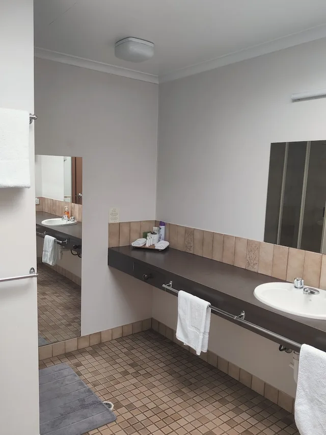 Deluxe, Twin Beds, 1 Queen and 1 Single Bed, Belvoir Village Motel Apartments 3/3