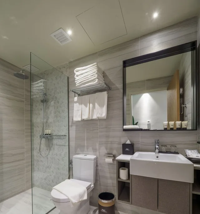 غرفة كلاسيكية بسرير كوين وسرير فردي بغرفتي نوم، Bahari Parade Hotel Managed By The Ascott Limited 3/3