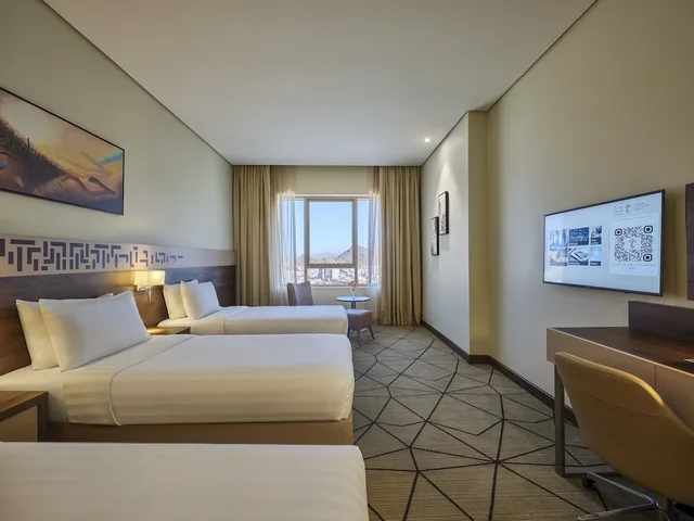 غرفة سوبيريور بثلاثة أسرّة بإطلالة على الجبل، ورجا هوتيل أل نور(Wirgan Al Noor, Tapestry Collection by Hilton) 1/1