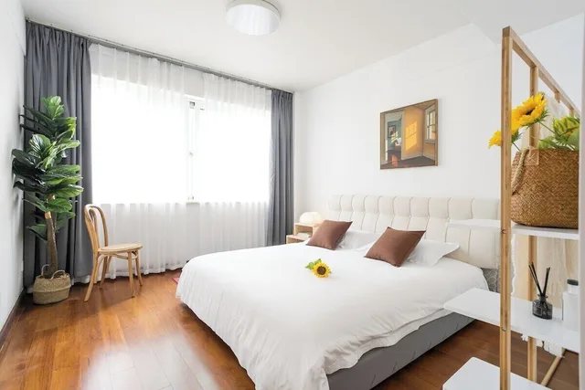 2 Bedrooms, Senior, Apartment, Queen Bed, Balcony، Book and Bed-People's Square 7/10