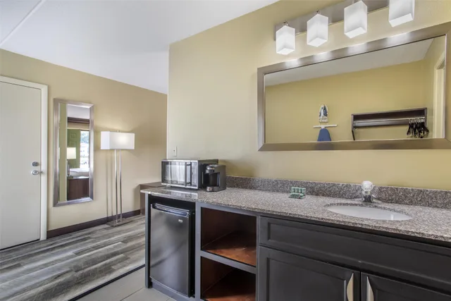 Room, King Bed, Pool Access، Best Western Plaza Inn 6/6