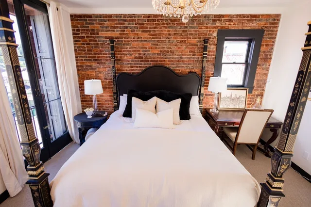 Deluxe, Single, King Bed, City View, Speakeasy Suites 3/5