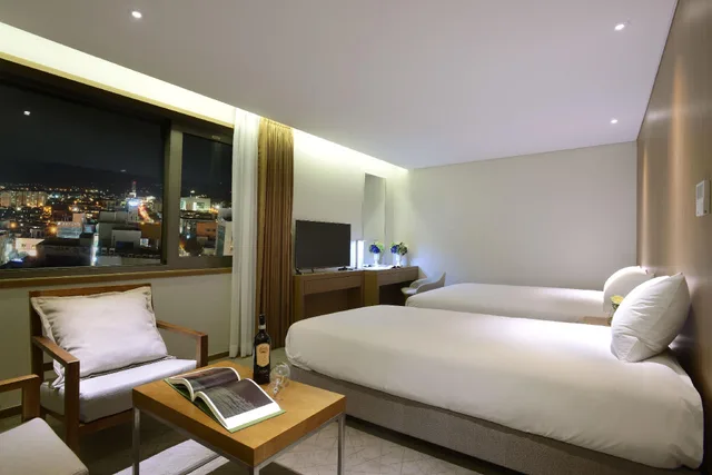 غرفة بريميير بسريرين منفصلين وسرير مزدوج وسرير فردي، Astar Hotel 1/3