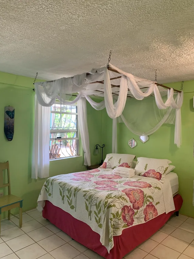 غرفة قياسية بسرير كوين وسريرين منفصلين بإطلالة على الفناء، All Seasons Guest House 3/10